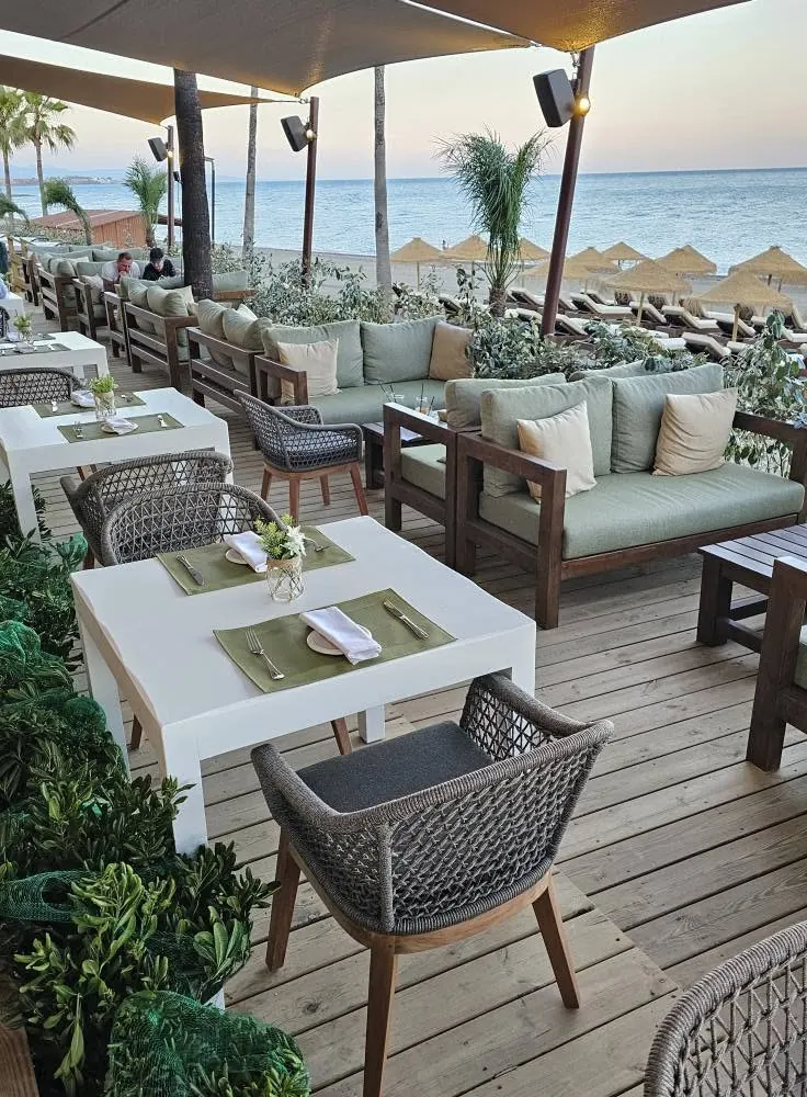Camurí Laguna terrace with sofas and tables facing the beach